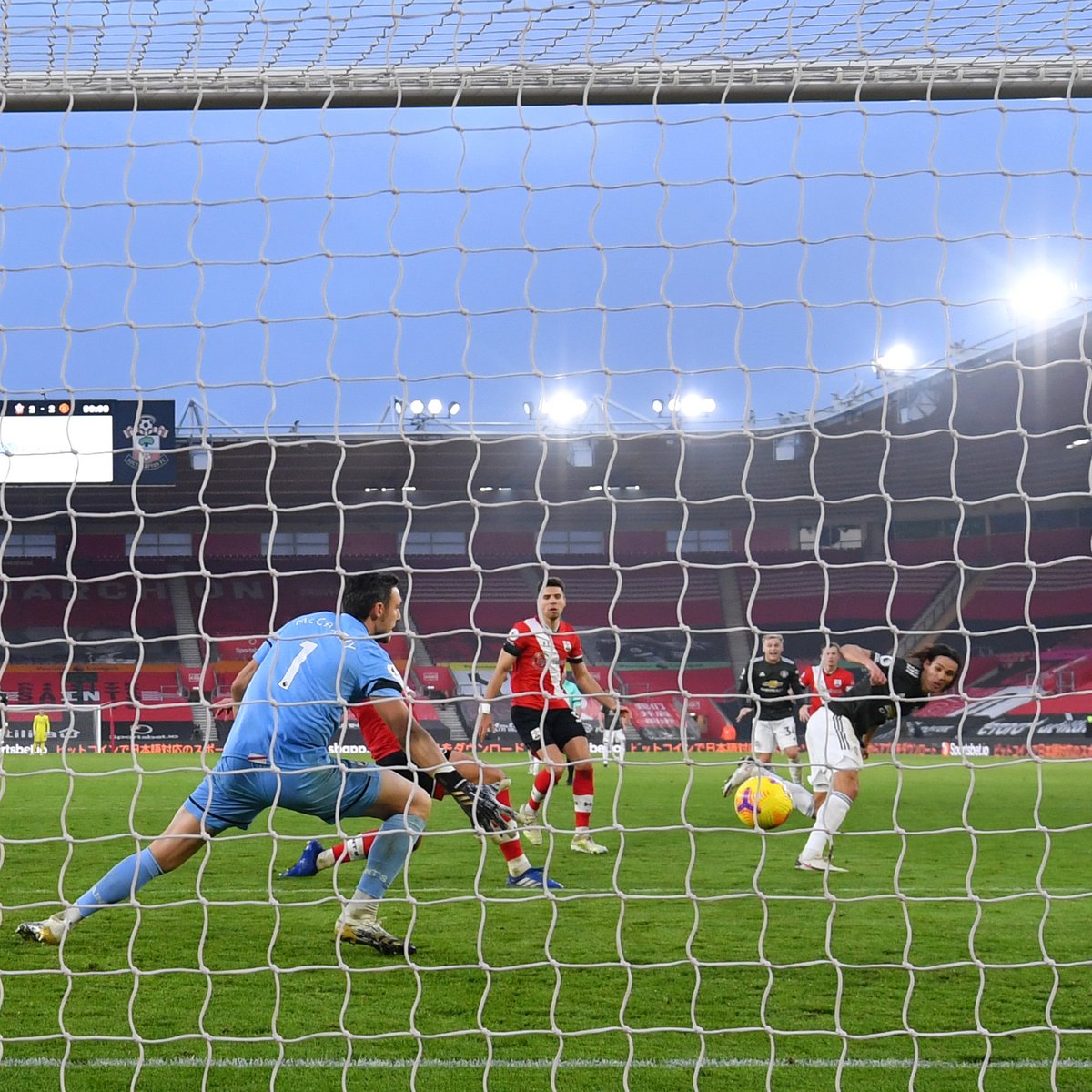 Southampton were 2-0 up against Manchester United at half-time &amp; Edinson Cavani comes on… 59’ Cavani assist. 2-1. 74’ Cavani equalises. 2-2. 90+2’ Cavani wins it. 3-2. EL MATADOR. 🇺🇾🏹