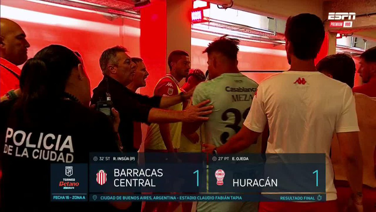 🥹 Emotivas imágenes de los jugadores de Huracán yendo a felicitar al árbitro después del partido con Barracas 👏🏻👏🏻