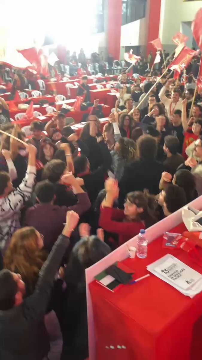 Há alguém que olhando para este Congresso tenha a falta de vergonha na cara para dizer que não há futuro? Quem mais faz um Congresso como este? Adere à JCP!