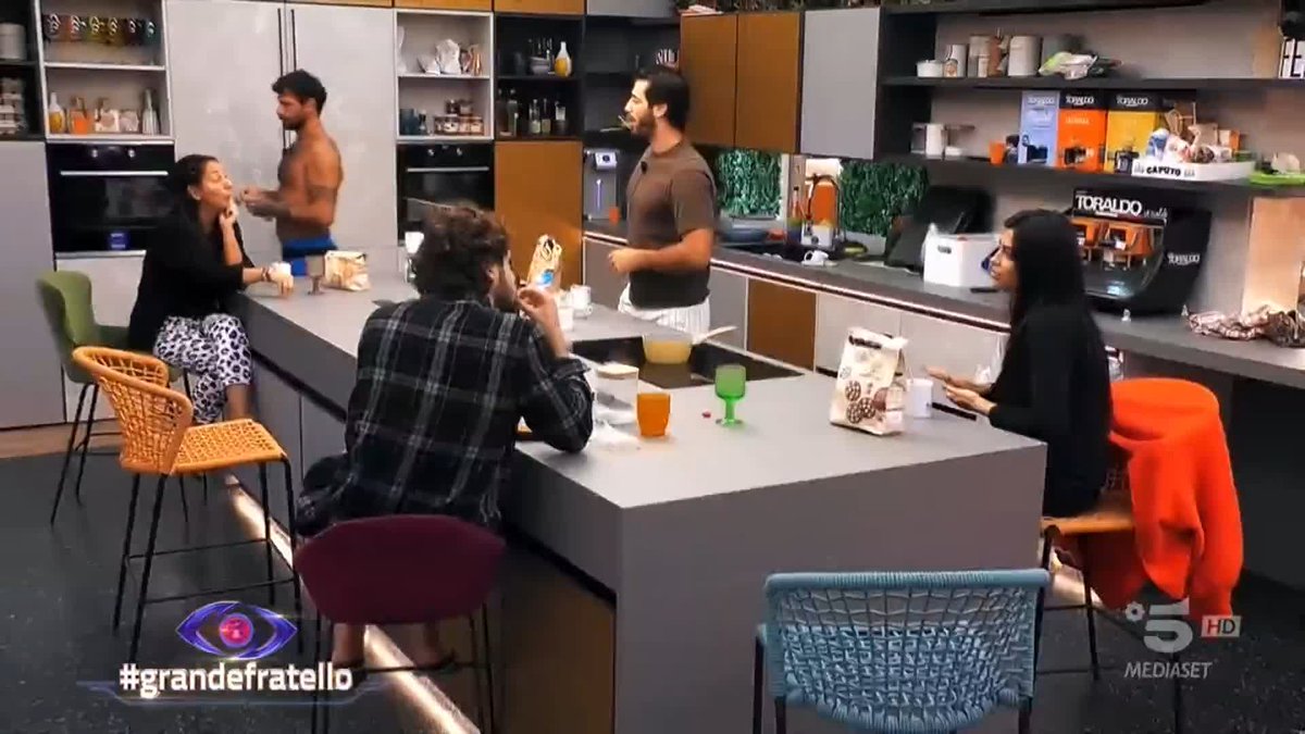Donatella, Omer e le serie turche ✈️ #GrandeFratello