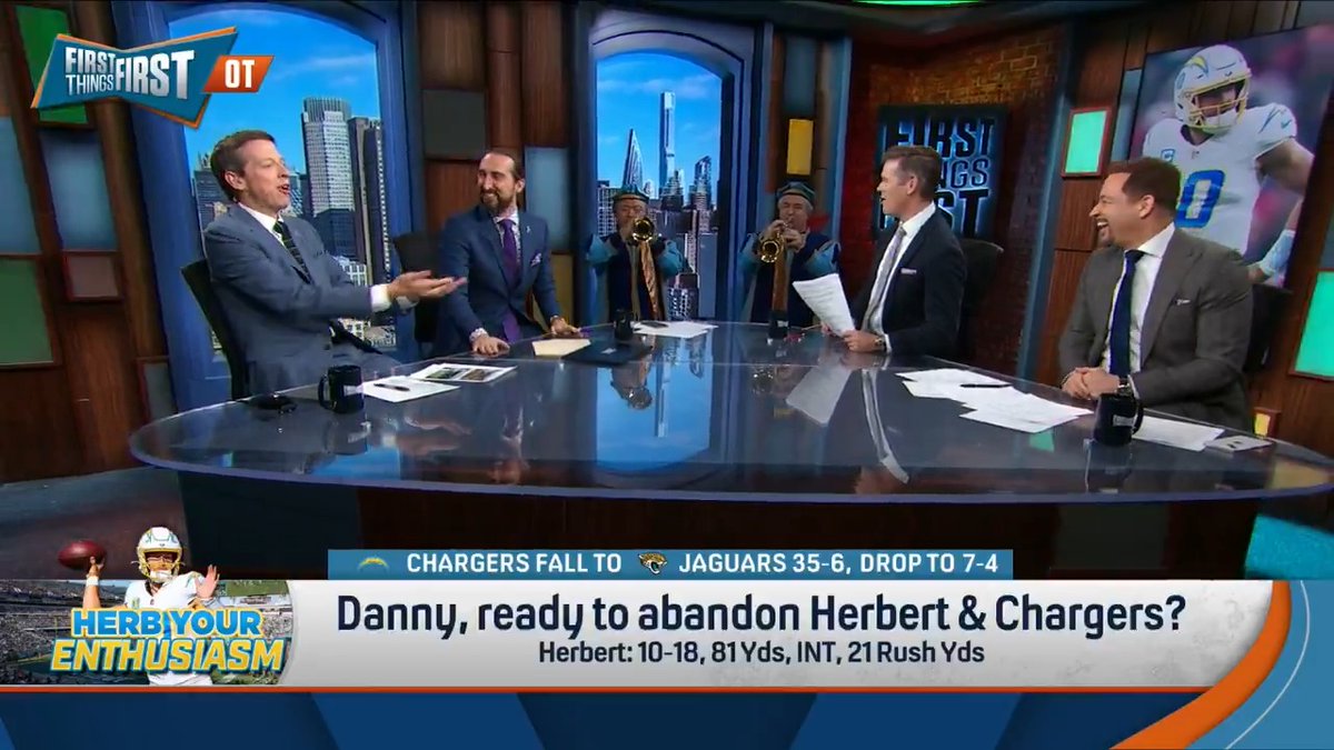 .Wildes loaned the trumpeteers back to nick wright for a day just so he could do this to Danny Parkins 😅 “All it takes to get Trevor back is to see Justin Herbert across the field!” 🤣