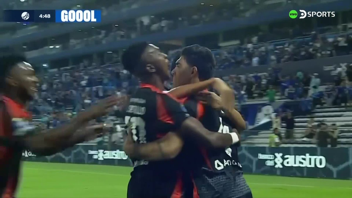 🚨 GOOOOOL de Alfonso Barco 🇵🇪 para adelantar a Emelec 🇪🇨 ante LDUQuito en la semifinal de ida de la Copa Ecuador. Christian Cueva 🇵🇪 espera en la banca de suplentes.