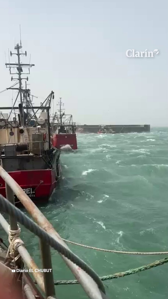TRES BARCOS PESQUEROS SE HUNDEN EN SANTA CRUZ POR RÁFAGAS DE 150 KM/H Tres barcos amarrados se hundieron el lunes en Caleta Paula, Santa Cruz, por ráfagas de 150 km/h que elevaron el oleaje; no hubo víctimas y Prefectura evaluará daños cuando pase el temporal. Santa Cruz suspendió clases, cerró servicios y restringió rutas por alerta roja del SMN. (+) en Clarín:
