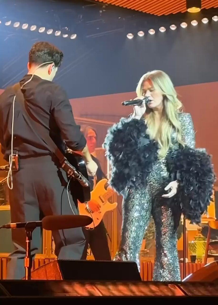 The Kelly Clarkson erasure is insane 🤡