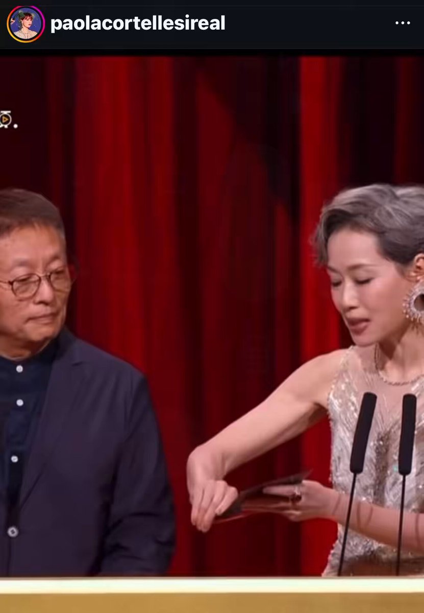 Paola Cortellesi la mia cuora, si proprio lei, ha vinto (di nuovo) e questa volta ha battuto dei film internazionali incredibili come miglior film straniero in Cina!!! Che film! (di cui é regista sceneggiatrice attrice e molto altro !) Che donna! E come ci sta rappresentando nel mondo da ormai 2 anni! Applauditela tutti! Sei un orgoglio senza fine! Ma poi guardate com’è bella con quella sua felicità bambina quando capisce che ha vinto e dice: noi? Noi? Ahahahaha! noi! ❤️ mi manchi