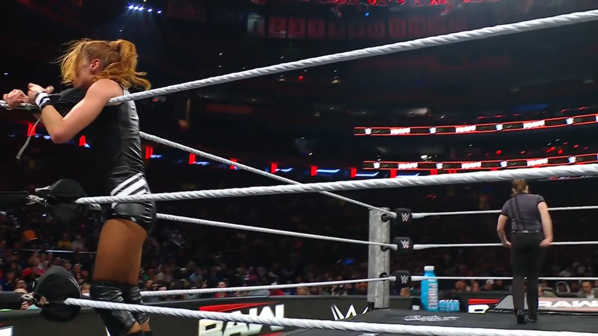 AJ LEE IS HERE!!! 🤯