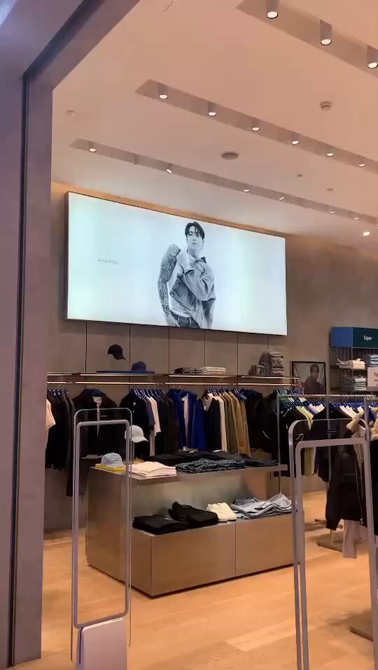 ตอนนี้ที่ Central World ข้างในชอป Calvin Klein เอารูปจองกุกมาโชว์แล้วนะคะ คาดว่าคอลเลคชั่น Holiday จากจองกุกกำลังจะเข้าไทยในอีกไม่ช้าค่ะ เตรียมเงินกันให้พร้อมนะคะ 🤩😆 JUNGKOOK FOR CALVIN KLEIN #JUNGKOOKxCALVINKLEIN #JUNGKOOK #정국