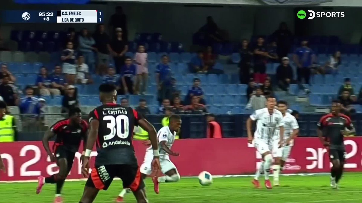 Yo sinceramente no entiendo cómo está jugada no fue sancionada como penal a favor de Emelec, toca pecho y brazo, pero saca ventaja a la larga en el control de la pelota. Era dentro del área, se equivoca Lenin Quiñónez.
