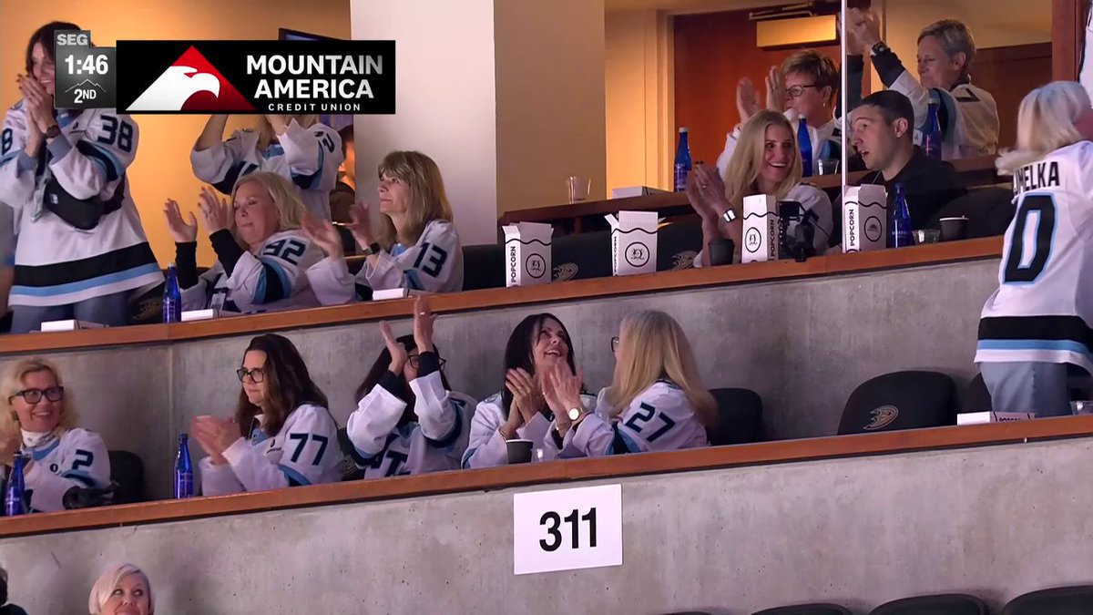 Dylan Guenther ties it late in the second, and the moms LOVE to see it 🤩
