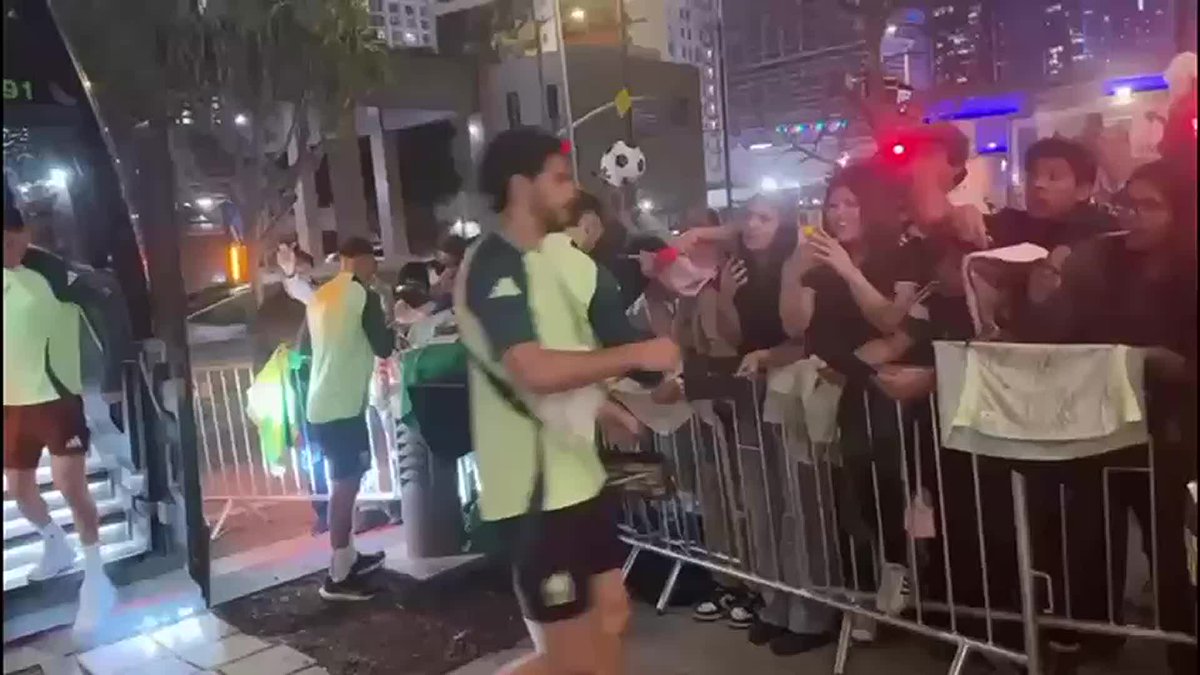 Estos son los tipos de aficionados que le gustan a Raúl Jiménez: aficionados que apenas sepan decir hola y gracias. Por eso siempre juegan en Estados Unidos, porque una vez que van perdiendo les ponen La Chona o Cielito lindo y ya con eso los contentan.