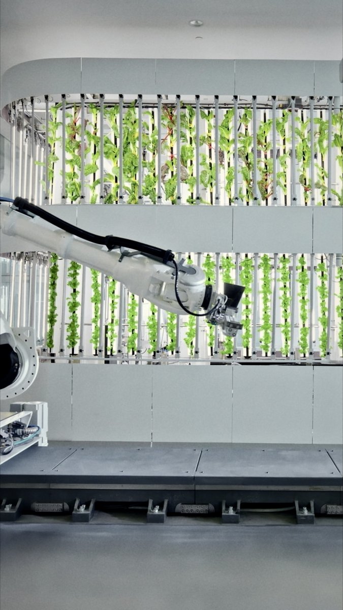 How many factories do you know that feature a restaurant led by a Michelin three-star chef, a vertical smart farm and test track on the roof? 🍽 Take a look inside the one-of-a-kind HMGICS – the Hyundai Motor Group Innovation Center Singapore!