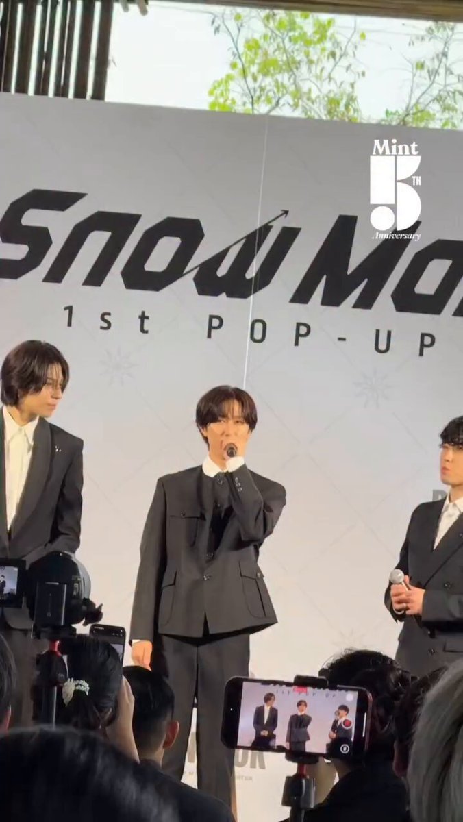 เมืองไทยมี #SnowMan แล้ว! วันนี้ 3 หนุ่มมนุษย์หิมะ #RAUL #RyoheiAbe #RyotaMiyadate เมมเบอร์จากวงไอดอล J-POP สุดฮอต #SnowMan บินลัดฟ้ามาเมืองไทย มาร่วมงานแถลงข่าวเปิดตัว “Snow Man Pop-Up Store in Bangkok” ณ ศูนย์การค้า EMQUARTIER เป็นป๊อบอัพสโตร์ครั้งแรกในประเทศไทย ภายใต้ธีม “A Winter Moment in the Heat” ที่จะเปลี่ยนบรรยากาศเมืองร้อนของกรุงเทพฯ ให้กลายเป็นโลกอันเยือกเย็นและเต็มไปด้วยอารมณ์ความรู้สึกแบบ Snow Man ภายในงานเพลิดเพลินไปกับภาพสุดเอ็กซ์คลูซีฟ อินสตอลเลชั่นแบบอินเทอร์แอคทีฟ และสินค้าสุดพิเศษจากวง โดยทั้งหมดถูกถ่ายทอดผ่านเลนส์ของช่างภาพชาวไทย คุณเอกลักษณ์ อุบลศรี (Aekarat Ubonsri) มาเยี่ยมชมได้ตั้งแต่วันที่ 18 - 26 พฤศจิกายน 2568 ณ Q STADIUM ชั้น M ศูนย์การค้า EMQUARTIER 💚 #MintReports #SnowMan #SnowMan1stPOPUP #SnowMan1stPOPUP_BANGKOK #RAUL #ラウール #RyoheiAbe #阿部亮平 #RyotaMiyadate #宮舘涼太 #MintMagTH