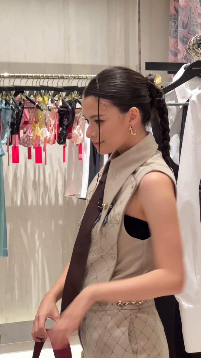Becbec is happy 🤍 แบรนด์ SIRIVANNAVARI เปิดแฟล็กชิฟสโตร์แห่งใหม่ใจกลางเมืองพร้อมคอลเลกชันท้าลมหนาวส่งตรงจากแฟชั่นโชว์ล่าสุด Autumn-Winter 2025/26 ณ ชั้น 1, ฝั่ง South, สยามพารากอน #Sirivannavari #SRAW25 #BeckyArmstrong #beckysangels‌ #SiamParagon