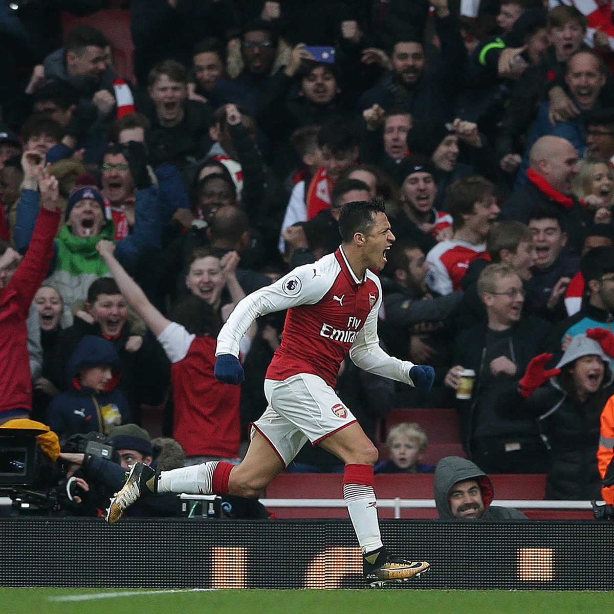 ⏪ Taking it back to this day in 2017... Emirates Stadium erupts as Alexis Sanchez doubles our advantage in the north London derby 🤩