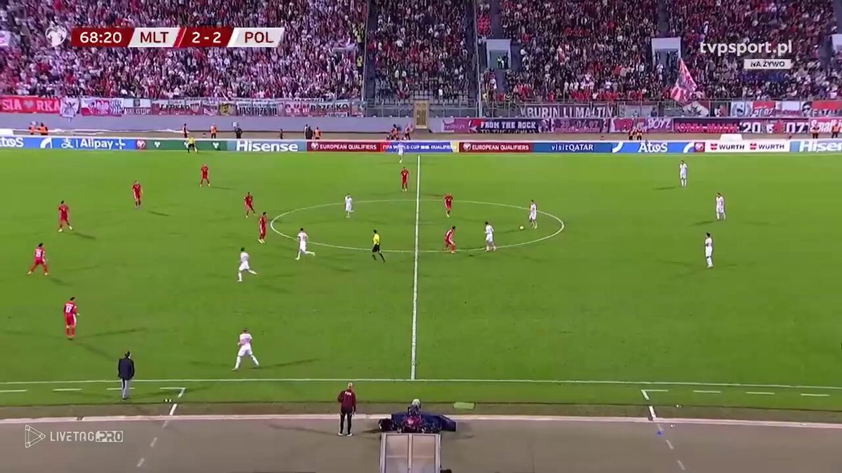 MALTA - POLSKA, czyli czemu prawie skończyło się remisem. Zapraszam - NITKA 1. Decyzje i wykonanie Zwróciłem uwagę na rozegranie piłki po rozpoczęciu gry przy 2-2. Kędziora tak słabo piłkę zagrywa do Wiśniewskiego, że ten musi wybijać pod presją.