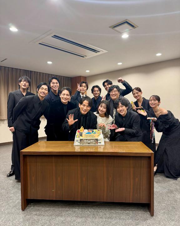 11月18日は 岡田准一さんのお誕生日🥳 【戦神祭 -始め-】で集まった 皆さんでお祝い🎂🎊 ✨HAPPY BIRTHDAY✨ 岡田准一さんが ◆主演 ◆プロデューサー ◆アクションプランナー 3役を担う Netflixシリーズ『イクサガミ』 世界独占配信中! 岡田准一 / JUNICHI OKADA / AISTON #イクサガミ #LastSamuraiStanding