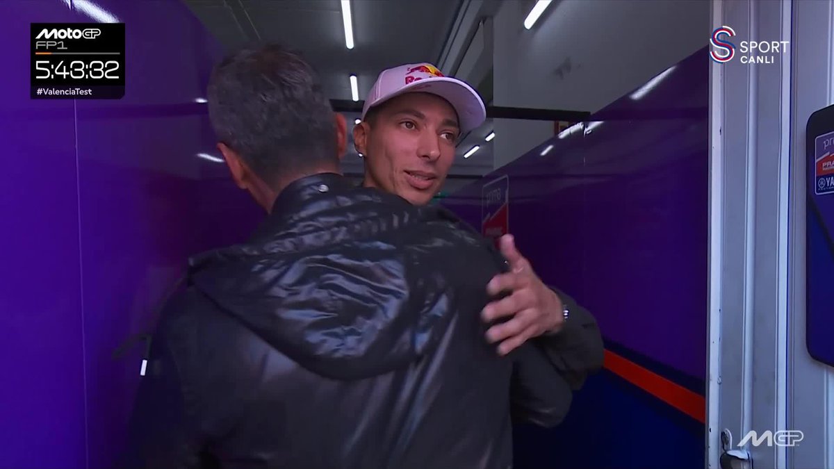 Kenan Sofuoğlu ile Toprak Razgatlıoğlu arasındaki Türkçe sohbet MotoGP kameralarına yakalandı.