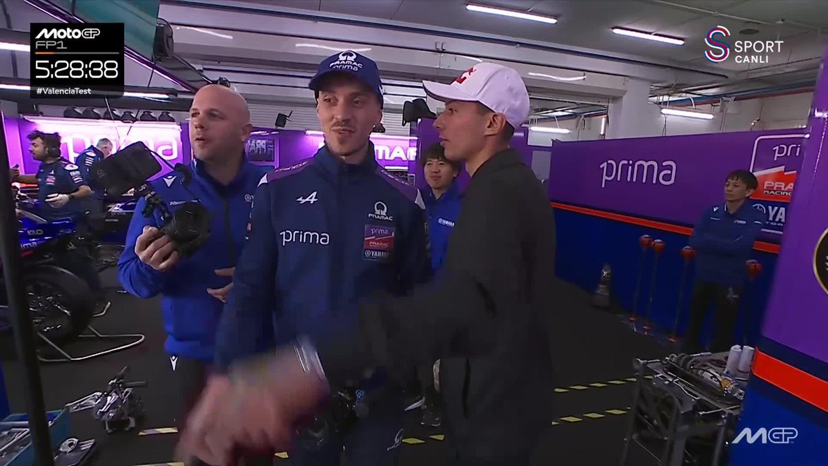 Selam Motogp biz geldik… ilk iş günü mesaiye baklavayla geldi kameramanı bile doyuruyor