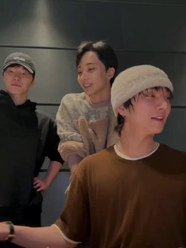 ㅋㅋㅋㅋㅋㅋㅋㅋㅋ 디노랑 슈아가 정한이 몸좋다고 하니까 아니랰ㅋㅋㅋ 디노는 진심이고 밖에선 다 놀림거리래ㅋㅋㅋㅋㅋ 오해하지 마시구요 기대하지 마시구요 아무것도 하지마시구요 그냥 정하니를 응원해주세여~~ ㅠㅠ 넘귀여워 ㅁㅊ