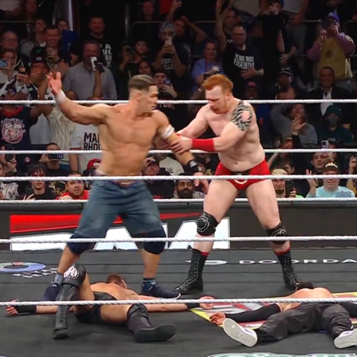 Sabíamos que el último #WWERAW de John Cena iba a ser especial. Pero no TANTO 🥲 Nuestro RAPERO hizo equipo con REY MYSTERIO (sí, el mismo 😆) y Sheamus... y venció al Judgment Day en su última lucha en RAW 👋 🔴 Esto es lo que PASÓ en el ÚLTIMO #WWERAW de la CARRERA de John Cena