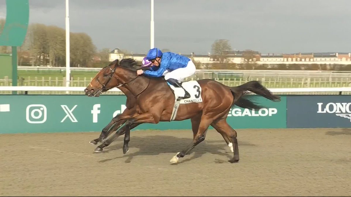 Gets up on the line! Last seen finishing 2nd in the Autumn Stakes, Al Zanati flashes home late to land Group 3 honours at Chantilly for @Godolphin and Charlie Appleby...