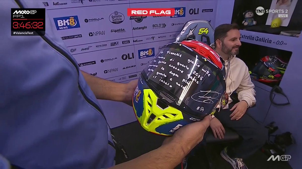 A lovely gesture and touch of class from Fermin 🤝 Aldeguer says a special thank you to crew chief Frankie Carchedi 🎁 #MotoGP | #ValenciaTest | Live on TNT Sports and Discovery+