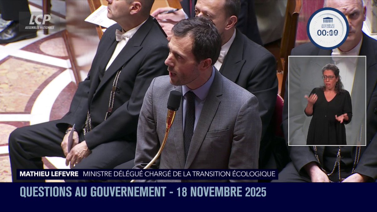 COP 30 : "Sous le quinquennat du président Macron, les émissions de gaz à effet de serre ont diminué de 20% contre 15% dans les 25 années précédentes", défend Mathieu Lefèvre. #DirectAN #QAG