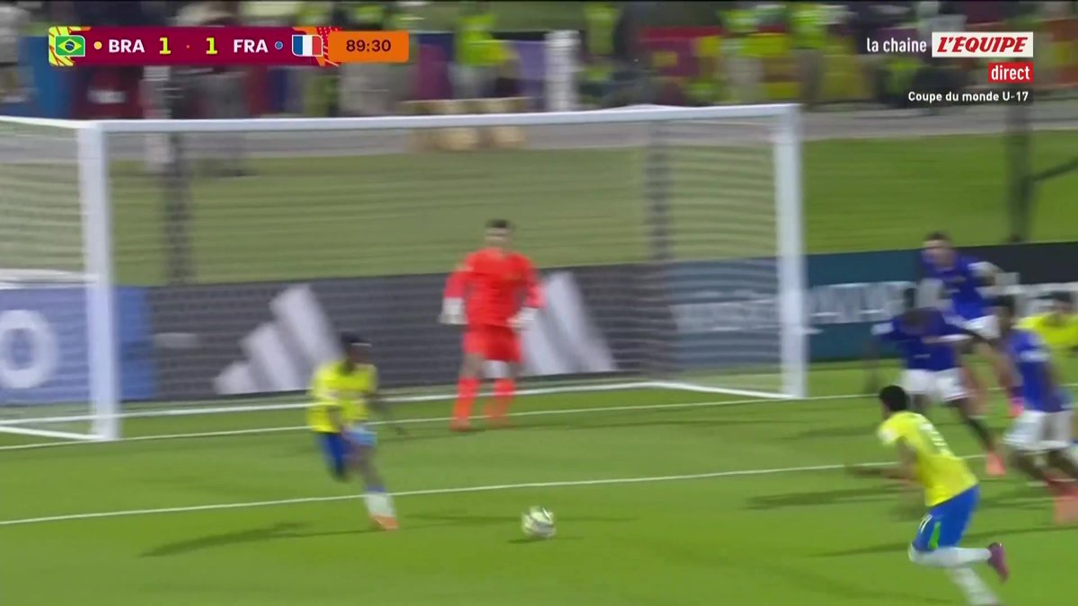 Quel but du Brésil ! 🇧🇷 La France, qui filait vers les quarts de finale, se fait rejoindre en toute fin de match… Les Bleuets pourraient bien devoir passer par les tirs au but #lequipeFOOT