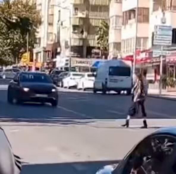 rana o kadar bekledigim ve istedigim gibi ki dayanamadim edit yaptim ahahah ses odami dinleyenler anlar tam bu looktan bahsetmistim sacina kadar bayildigimi soylemek isterim😍 tam bir hoca edasi da burunmus eli kolu dolu hocam Rana Mihaloglu❤️ #suburcuyazgıcoşkun #beklenenmehdi