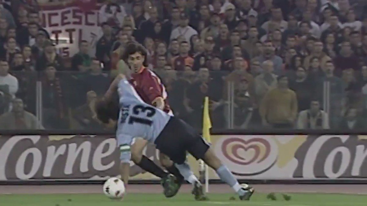 Lo sguardo terrorizzato da terra dopo che l’onesto mestierante del calcio Marco Delvecchio lo ha mandato al bar per l’ennesima volta con la solita stupidissima finta “Miglior difensore italiano degli ultimi 30 Anni” Ma fatemi il piacere