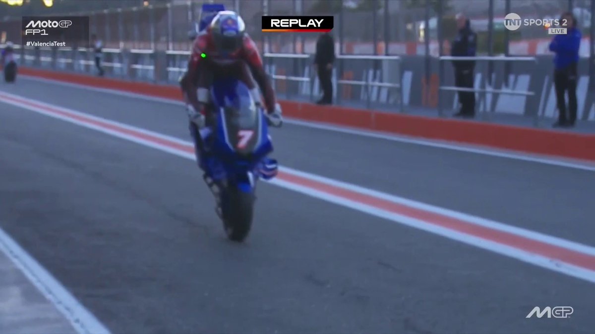 What we've all been waiting for, a Toprak stoppie! 😍 Tradition 🤝 #MotoGP | #ValenciaTest | Live on TNT Sports and Discovery+