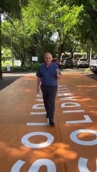 SOLIDARITEIT SE 70 M LANGE BANIER IS TERUGBESORG! Die Johannesburg-metro moes ná ŉ bevel van die hof Solidariteit se banier teruggee. Daar is geen twyfel dat die banier onregmatig verwyder is nie. Dit is vandag by Solidariteit se hoofkantoor in Centurion afgelewer. Lesufi en sy trawante by die Johannesburg-metro se magstryd het nie gewerk nie!