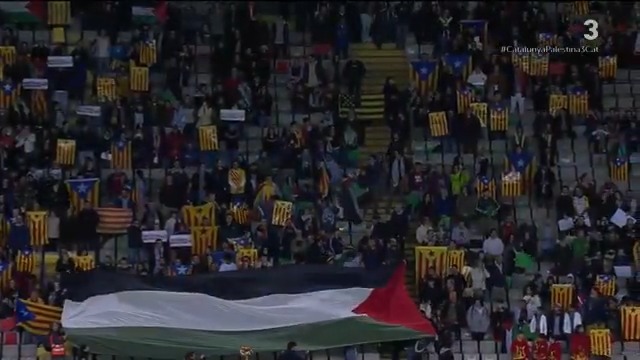 🔊 MOMENT PER ALS HIMNES 🎶🏟️ Sona "𝐄𝐥𝐬 𝐬𝐞𝐠𝐚𝐝𝐨𝐫𝐬" a l'Estadi Olímpic #CatalunyaPalestina3Cat ▶️