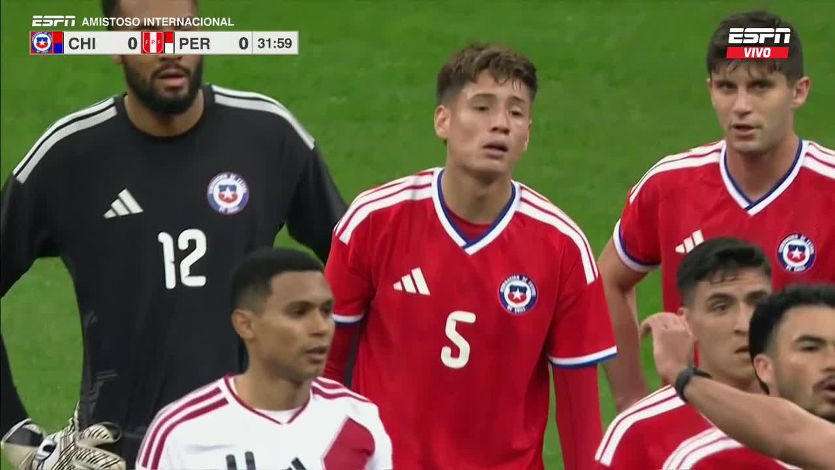 Penal para Perú y roja para Iván Roman.