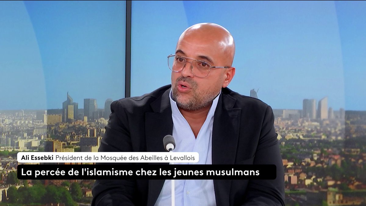 🔴 🗣️ "Nous à Levallois, c'est vrai qu'on voit [...] une explosion des pratiques", observe le président de la Mosquée des Abeilles Ali Essebki. Uu sondage mené par l'Ifop auprès de 1.000 musulmans montre que l'intégrisme progresse chez les jeunes. #ToutEstPolitique #Canal16