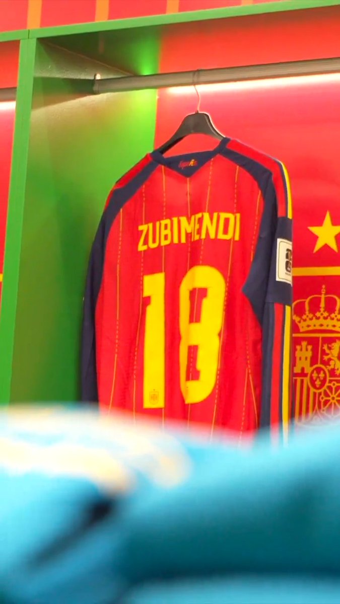 Algo me dice que esta camiseta la vamos a ver mucho en las gradas, en las calles... 😍🇪🇸 ¡¡QUÉ BONITA ES!! #VamosEspaña | #CopaMundialFIFA
