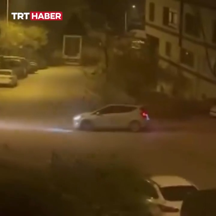 Ankara Keçiören'de drift yapan sürücü, aracı kendisini uyaranların üstüne sürdü.