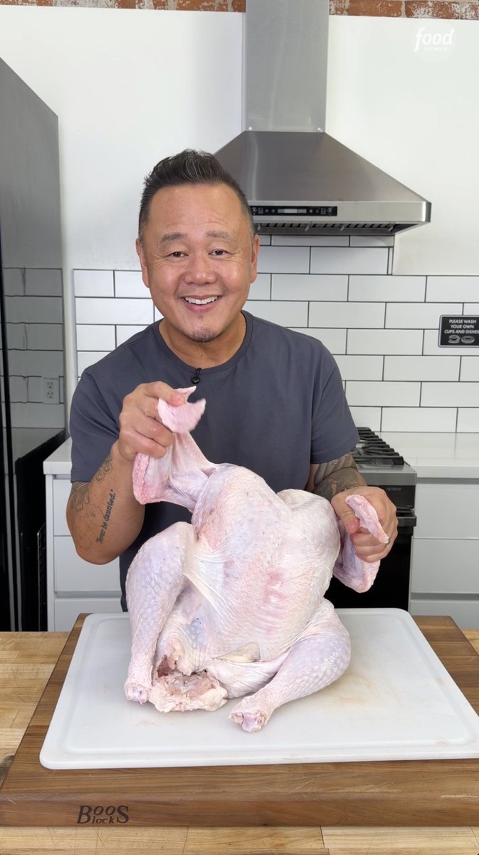 Here's EXACTLY what to do with your turkey to prep it for cooking! (Pssst... You might need to start defrosting your frozen turkey this weekend ⏰) See @chefjettila on an all-new episode of #BeatBobbyFlay: Holiday Throwdown TONIGHT at 8|7c!