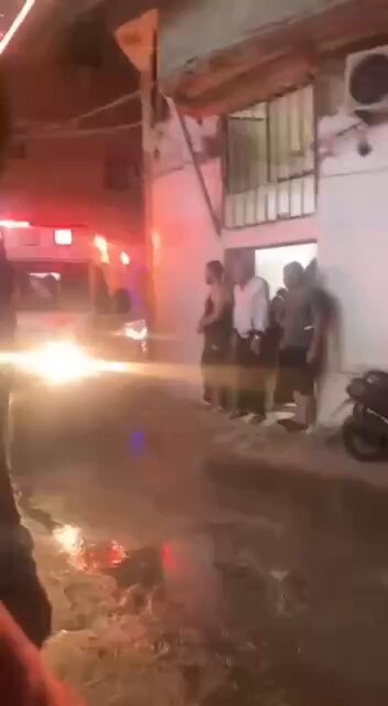 عدد كبير من الضحايا في عدوان اسرائيلي استهدف محيط مسجد خالد بن الوليد داخل مخيم عين الحلوة في مدينة صيدا جنوب لبنان… الأخبار المنقولة تتحدث عن وقوع مجزرة.