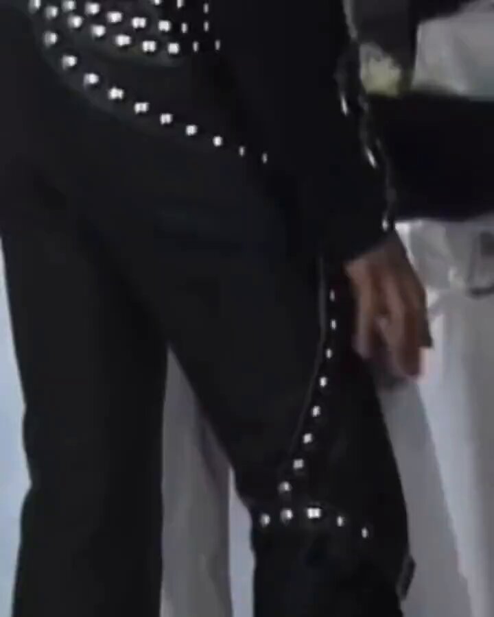Cameraman entra: - Filma MJ dos pés a cabeça bem lentamente. Nada inocente. Ciente de que fez um trabalho bem feito, sai.