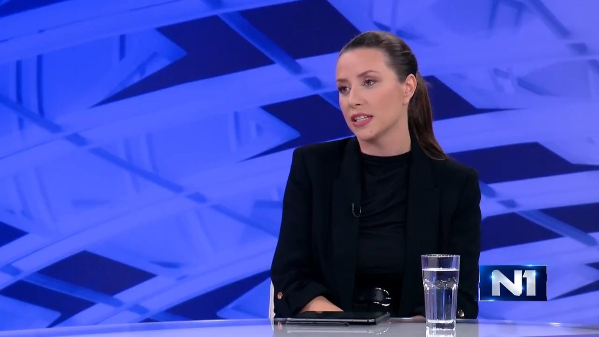 "Taj ćacilend je nešto što bi čovek video u filmovima, ali ne i u stvarnosti. Jedno je kad čitaš o tome, al kad jednom vidiš, nekako je neverovatno... da se na taj način blokira skupština i centar svega, meni je nepojmljivo. Da ne pričam da oni imaju ograde i obezbeđenje, a na drugoj strani - sasvim druga slika. Grozno" - Irena Joveva