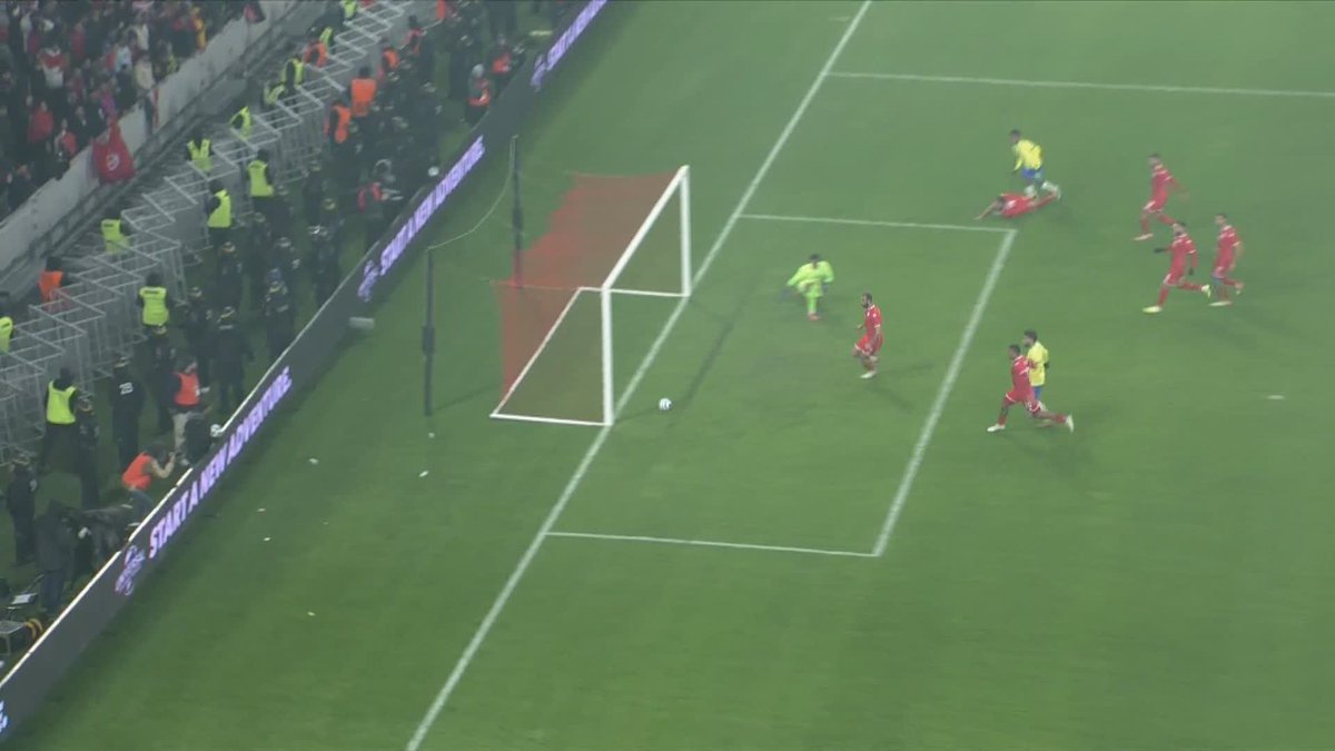 ESTEVAO NEARLY wins it at the death! 🇧🇷 The Brazilian hits the post with the last kick of the game 🫨 #ITVFootball