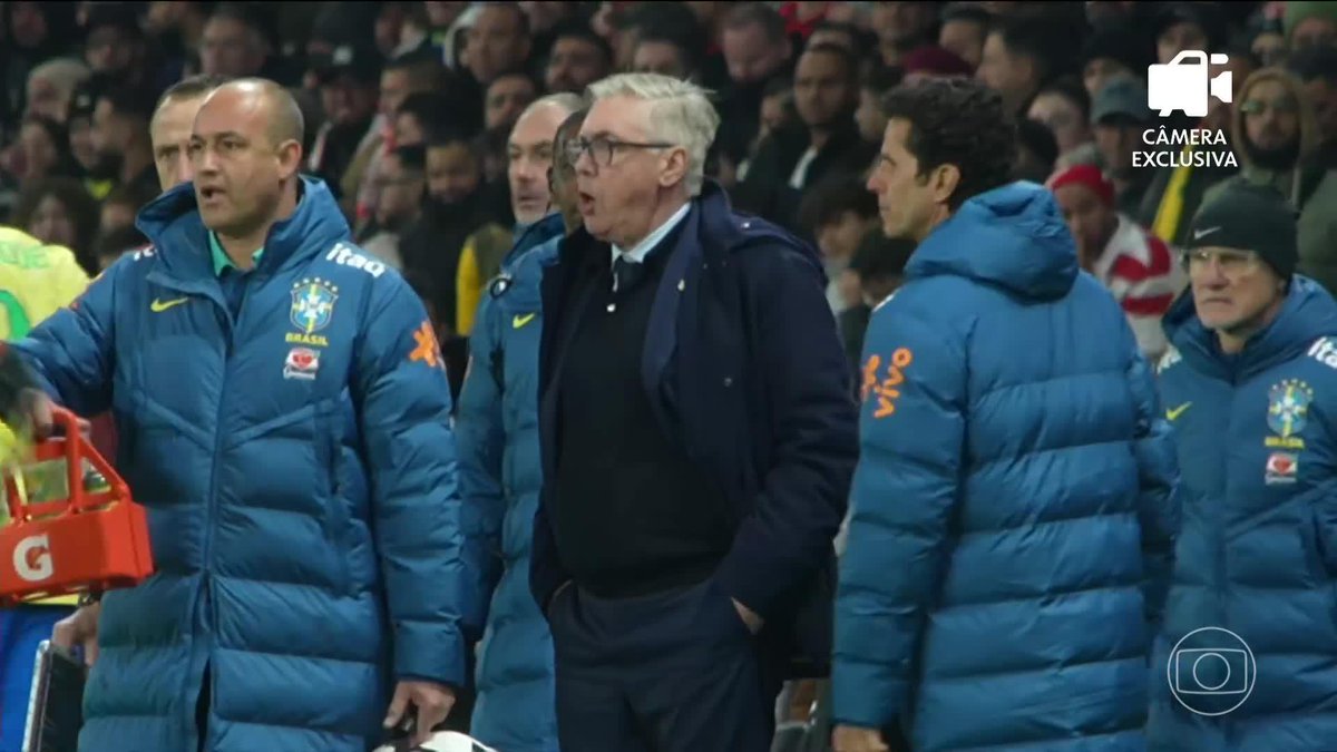 Câmera da Globo flagrou que Paquetá bateu o segundo pênalti da Seleção Brasileira por ordem de Ancelotti. 🎥 TV Globo 📺 | ge