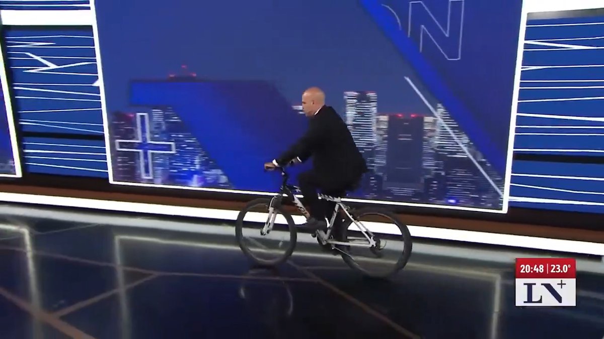 🚴🏻 Luis Gasulla se subió a la bici y recorrió el estudio de LN+ para presentar el informe A pedalear con Axel, sobre los 150 millones de pesos que va a gastar la provincia de Buenos Aires en bicicletas. 📺 En #MásNación