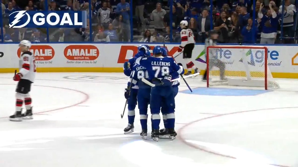 Check out this no-look pass from Anthony Cirelli! 😮