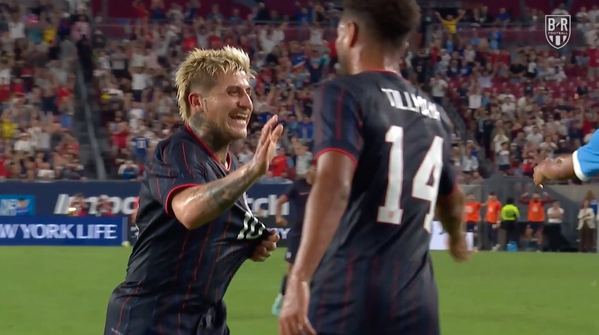 Diego Luna made it FOUR first-half goals against Uruguay 🫢
