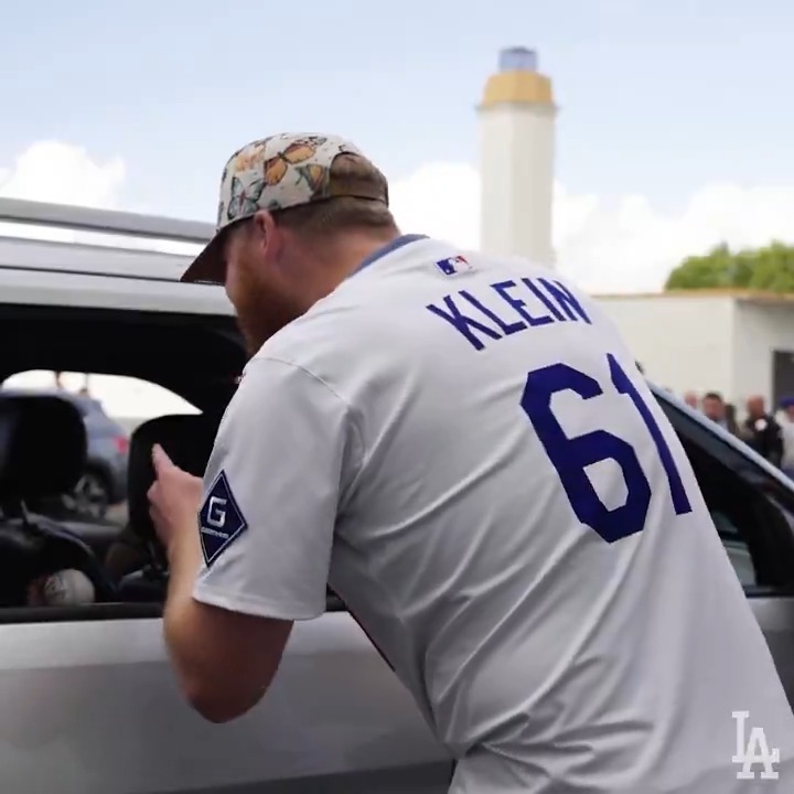 The Dodgers hosted its annual Thanksgiving turkey giveaway at The Dream Center today, with the help of Jacoby & Meyers. Will Klein and Dodger Alumni distributed 1,500 Thanksgiving meals to families in need.
