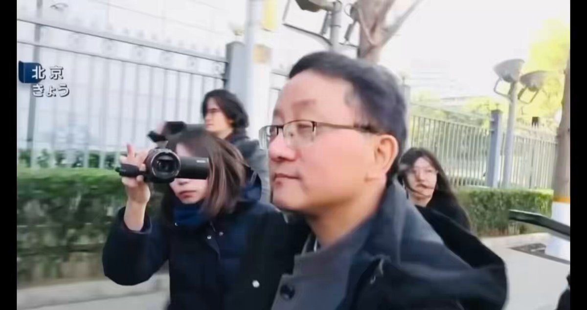 日本外务省金井正彰局长“奉示”赴京，真的是“日本高官”来“低头认错”了吗？一个多小时的会晤，日方向中方提出四项诉求：强烈抗议薛剑领事骇人听闻的斩首言论；立刻取消对日旅游禁令并停止关于抹黑日本治安的错误言论；中方必须确保在华日本人安全；日本绝不会撤回高市首相言论（顺便再念了一遍），日本对中国立场没有变化。而几个月前还在名古屋眉开眼笑的搂着美少女参加“中日外交部亚洲司长机制性磋商”的刘司长，突然接到会晤日方的政治任务，慌乱中套上了不伦不类的改良自日本学生装的“五四青年服”（也称中山装，如只有三个口袋代表三民主义，四个口袋代表礼义廉耻），还别了个刺眼醒目的国徽，就化身成了“民族担当”。刘司长，一个曾经的驻日大使馆一等秘书，于是一口烟就上了头，配合着自以为是的“金正恩式”民族主义言行举止，幻觉自己成了“精武门”里一身白色中山装的陈真，好好的衣服却让他淋漓尽致的穿出了中国几千年的穷酸糟粕和中国共产党的底蕴！无礼，无义，无廉，无耻，愧对孙中山先生的在天之灵！ 我们的“民族担当”—刘司长当然“义愤填膺”，那套宣传话术跟杨洁篪在阿拉斯加“训斥”布林肯一个路数，属于赢学样板戏了，你别说这中方主角的身体表情愈发的自然生动了，越拍越得心应手啊，只不过再笔挺的五四青年装还是抵不过北京的寒冬，出了门还是悄悄披上了优衣库的羽绒服…再看奉示赴京的日本外务省亚洲大洋洲局局长，听起来像“高官”？其实，就是个“中层公务员”，在日本官僚体系里，这种“局长”级人物，连内阁都进不去，更不是国会议员，没有政治话语权，只不过是他在退休前最后一个任务而已。会晤现场，金井局长还是不亢不卑的完成了他的使命：“高市早苗言论未改变日本立场，首相就是日本，她的发言就是政策风向；中国你不能因为政治影响民间交流，你习近平破坏规则，要做西太霸主，却要求日本“顾全大局”？哪来的大局？是你中国的大局，还是台湾的主权？日本的国家利益？最后一点，薛领事我们不驱逐，可以！但是中方要处理他。” 高市首相带给习近平的信息无比清楚：“习近平阁下，您清醒点吧！我一不会公开撤回言论，二绝不会向中国道歉。不能我“派个人来”你就以为“日本服软”，日方立场始终如一，打，奉陪到底；谈，大门敞开！“台海红线，不容触碰”？我已经碰了，怎么样！你要把日本全境“沦为战场”，“万劫不复”不是修辞，是阁下的又一次战略误判！你只要胆敢出手，你将政权不保，最终被政治清算！你要““复兴伟大的中华民族”，重演太平洋战争，民主同盟不会允许，文明世界也不可能允许！”