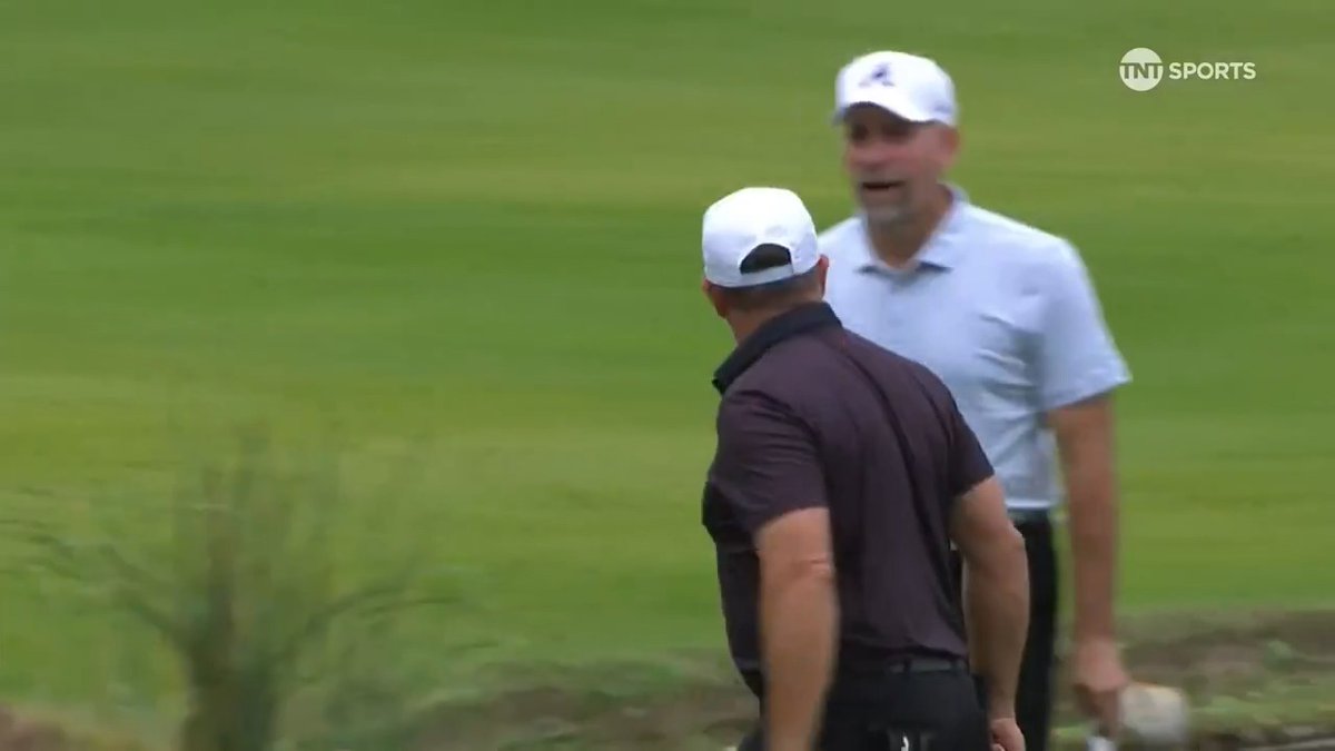 Kevin Millar walked away and stared down John Smoltz after sinking this putt for par 😭