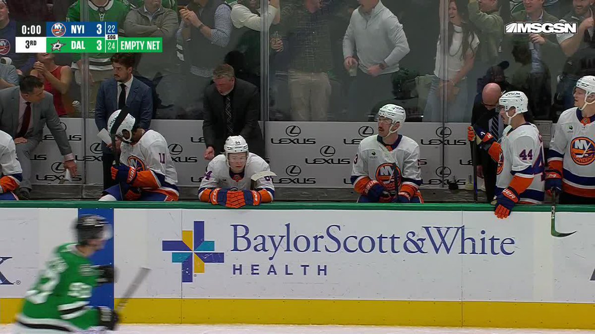 Dallas ties it up with 1 second left, but there will be a review 🚨